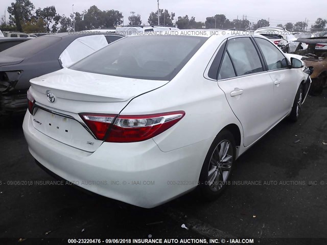 4T1BF1FK7HU454705 - 2017 TOYOTA CAMRY LE/XLE/SE/XSE WHITE photo 4