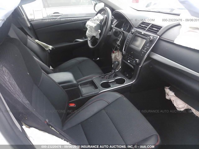 4T1BF1FK7HU454705 - 2017 TOYOTA CAMRY LE/XLE/SE/XSE WHITE photo 5