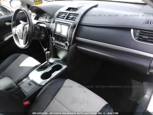 4T1BF1FK3EU770596 - 2014 TOYOTA CAMRY L/SE/LE/XLE 白色 照片 5