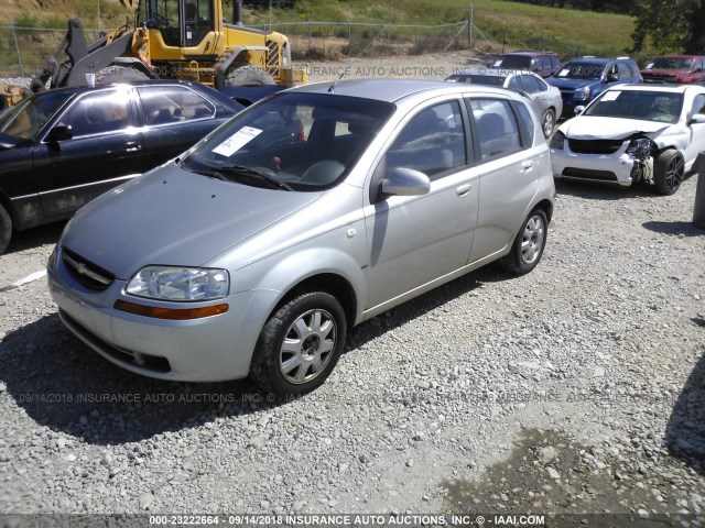 KL1TG62635B372822 - 2005 CHEVROLET AVEO LT SILVER photo 2