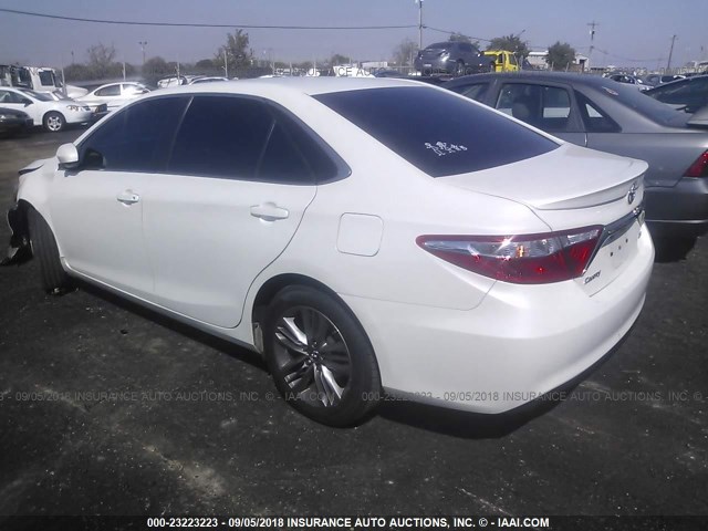 4T1BF1FK4GU132635 - 2016 TOYOTA CAMRY LE/XLE/SE/XSE WHITE photo 3