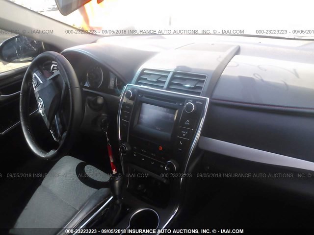 4T1BF1FK4GU132635 - 2016 TOYOTA CAMRY LE/XLE/SE/XSE WHITE photo 5