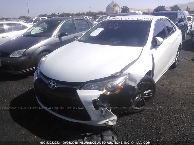 4T1BF1FK4GU132635 - 2016 TOYOTA CAMRY LE/XLE/SE/XSE WHITE photo 6