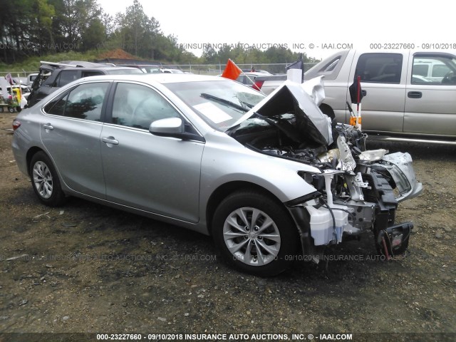 4T1BF1FK5HU438325 - 2017 TOYOTA CAMRY LE/XLE/SE/XSE SILVER photo 1
