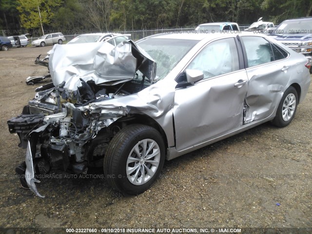 4T1BF1FK5HU438325 - 2017 TOYOTA CAMRY LE/XLE/SE/XSE SILVER photo 2