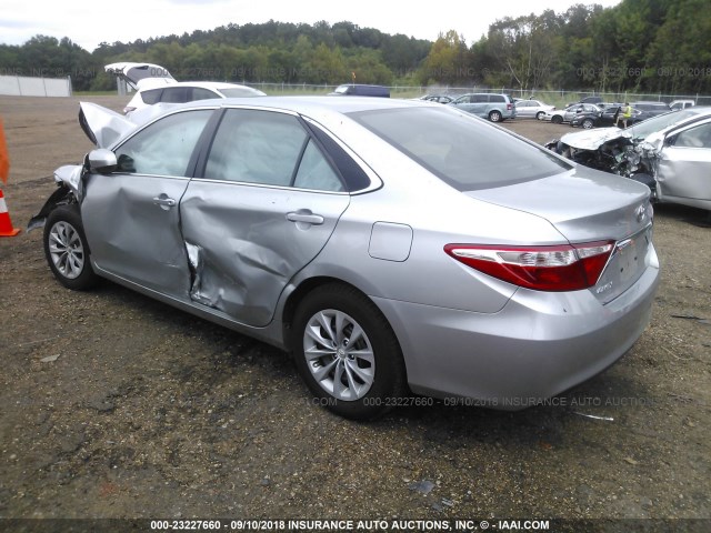 4T1BF1FK5HU438325 - 2017 TOYOTA CAMRY LE/XLE/SE/XSE SILVER photo 3