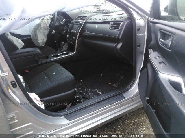 4T1BF1FK5HU438325 - 2017 TOYOTA CAMRY LE/XLE/SE/XSE SILVER photo 5