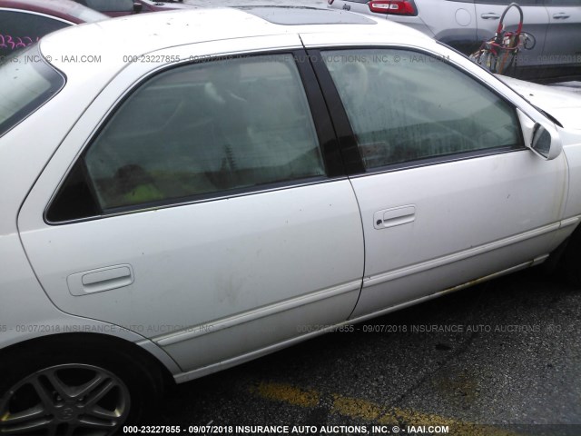 4T1BF22K3XU087649 - 1999 TOYOTA CAMRY LE/XLE WHITE photo 4