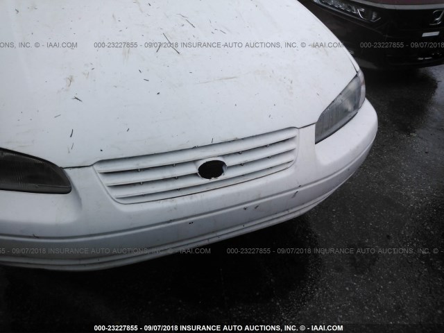 4T1BF22K3XU087649 - 1999 TOYOTA CAMRY LE/XLE WHITE photo 6