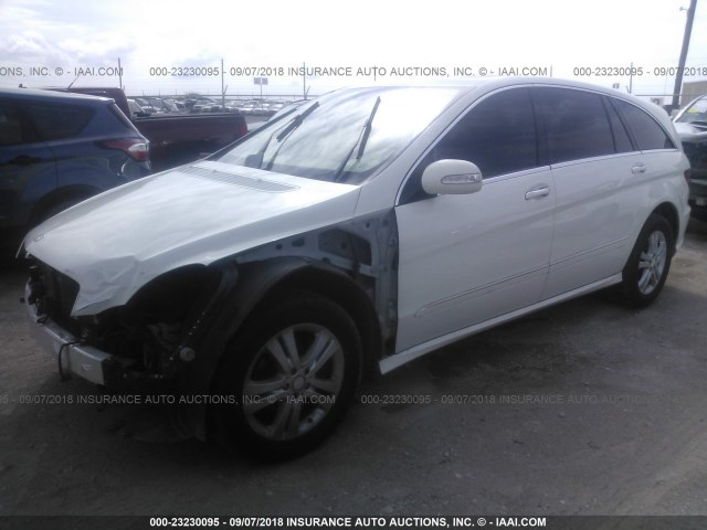 4JGCB65E98A073609 - 2008 MERCEDES-BENZ R 350 WHITE photo 2