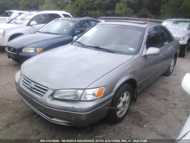 JT2BG22K8W0179596 - 1998 TOYOTA CAMRY CE/LE/XLE TAN photo 2