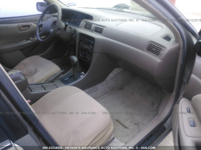 JT2BG22K8W0179596 - 1998 TOYOTA CAMRY CE/LE/XLE TAN photo 5