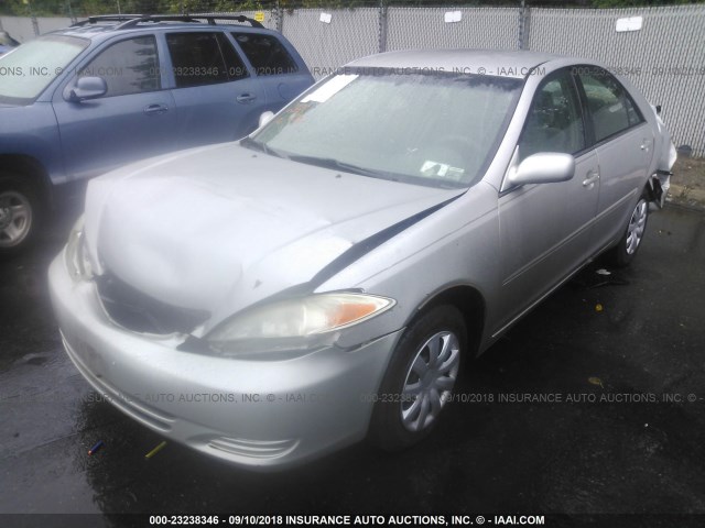 4T1BE32K14U332419 - 2004 TOYOTA CAMRY LE/XLE/SE SILVER photo 2