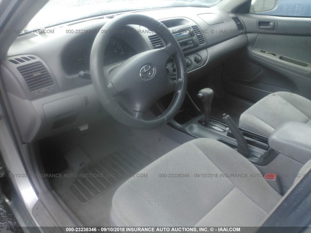 4T1BE32K14U332419 - 2004 TOYOTA CAMRY LE/XLE/SE SILVER photo 5