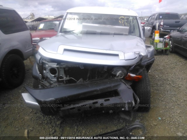 JTEZU11F770013984 - 2007 TOYOTA FJ CRUISER SILVER photo 6