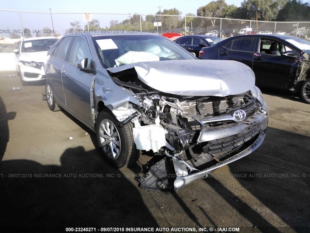 4T1BF1FK6HU367605 - 2017 TOYOTA CAMRY LE/XLE/SE/XSE SILVER photo 1