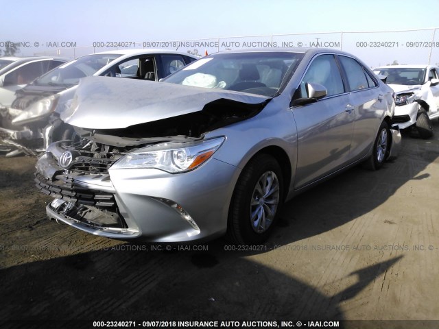 4T1BF1FK6HU367605 - 2017 TOYOTA CAMRY LE/XLE/SE/XSE SILVER photo 2