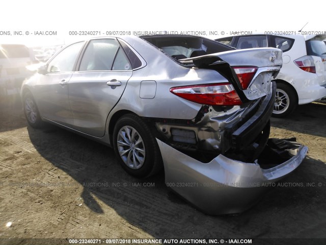 4T1BF1FK6HU367605 - 2017 TOYOTA CAMRY LE/XLE/SE/XSE SILVER photo 3