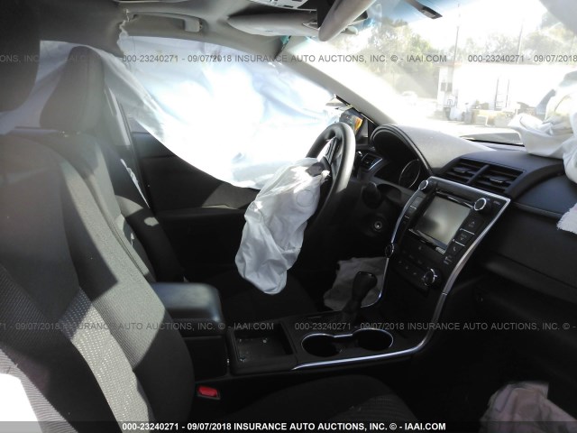 4T1BF1FK6HU367605 - 2017 TOYOTA CAMRY LE/XLE/SE/XSE SILVER photo 5