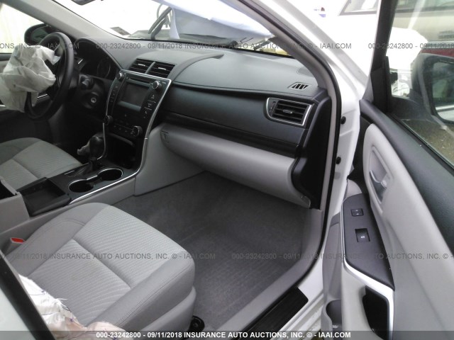 4T4BF1FK4GR559710 - 2016 TOYOTA CAMRY LE/XLE/SE/XSE WHITE photo 5
