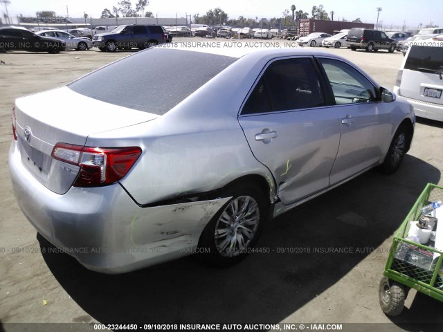 4T1BF1FK8EU844983 - 2014 TOYOTA CAMRY L/SE/LE/XLE ნაცრისფერი ფოტო 4