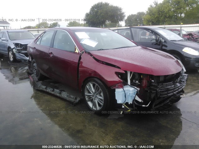 4T1BF1FK6HU732977 - 2017 TOYOTA CAMRY LE/XLE/SE/XSE RED photo 1