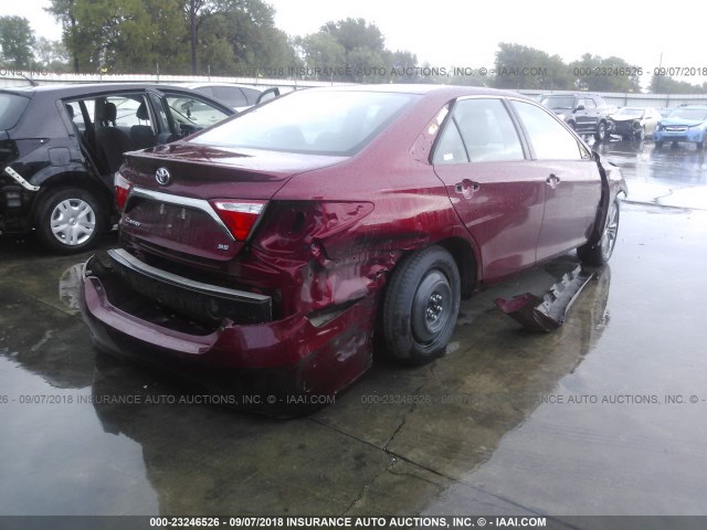 4T1BF1FK6HU732977 - 2017 TOYOTA CAMRY LE/XLE/SE/XSE RED photo 4