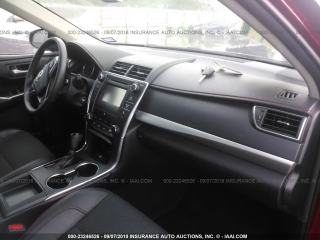4T1BF1FK6HU732977 - 2017 TOYOTA CAMRY LE/XLE/SE/XSE RED photo 5