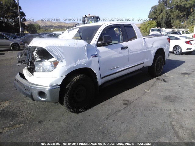 5TFUY5F13AX147297 - 2010 TOYOTA TUNDRA DOUBLE CAB SR5 WHITE photo 2