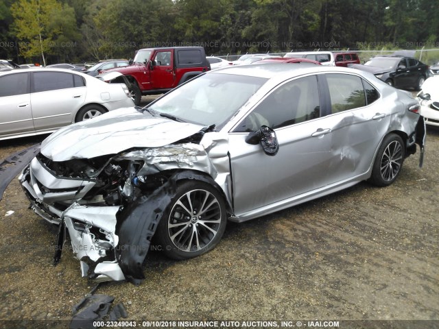 JTNB11HK1J3026362 - 2018 TOYOTA CAMRY L/LE/XLE/SE/XSE SILVER photo 2