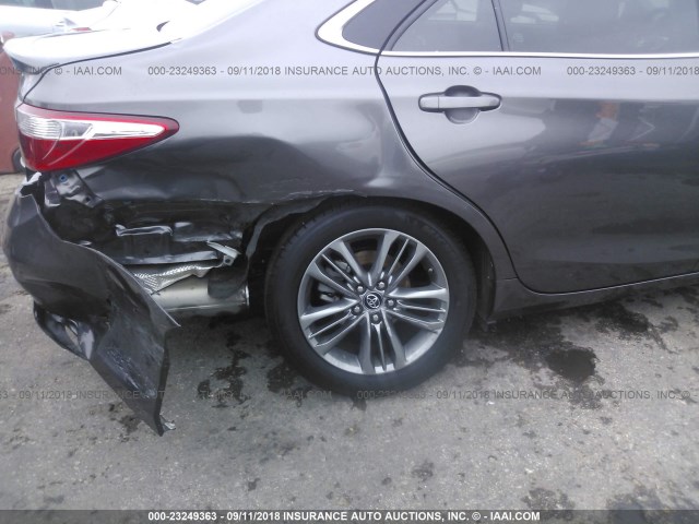 4T1BF1FK7HU404564 - 2017 TOYOTA CAMRY LE/XLE/SE/XSE GRAY photo 6