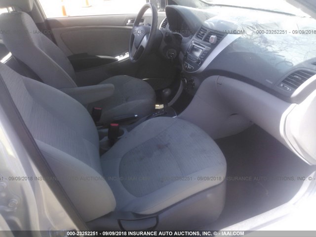 KMHCT4AE7GU058224 - 2016 HYUNDAI ACCENT SE SILVER photo 5