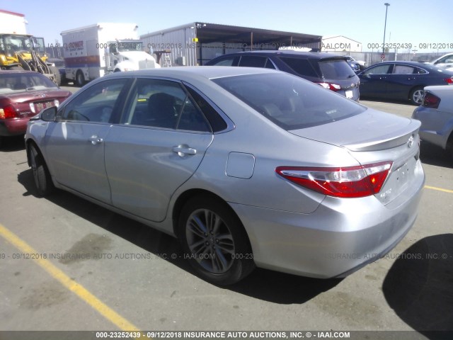 4T1BF1FK8GU188206 - 2016 TOYOTA CAMRY LE/XLE/SE/XSE SILVER photo 3