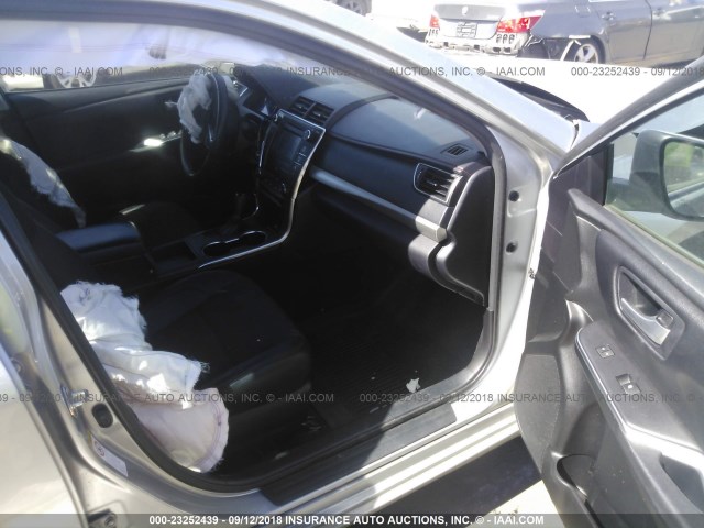 4T1BF1FK8GU188206 - 2016 TOYOTA CAMRY LE/XLE/SE/XSE SILVER photo 5