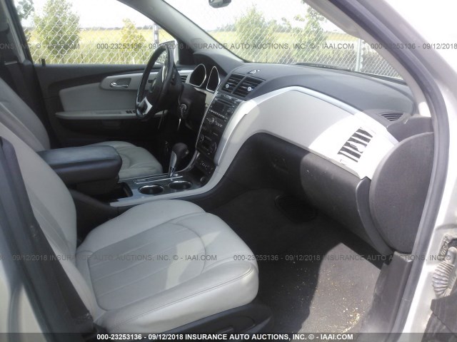 1GNKVLED3CJ106729 - 2012 CHEVROLET TRAVERSE LTZ SILVER photo 5