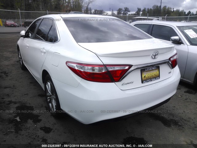 4T1BF1FK7FU050994 - 2015 TOYOTA CAMRY LE/XLE/SE/XSE WHITE photo 3