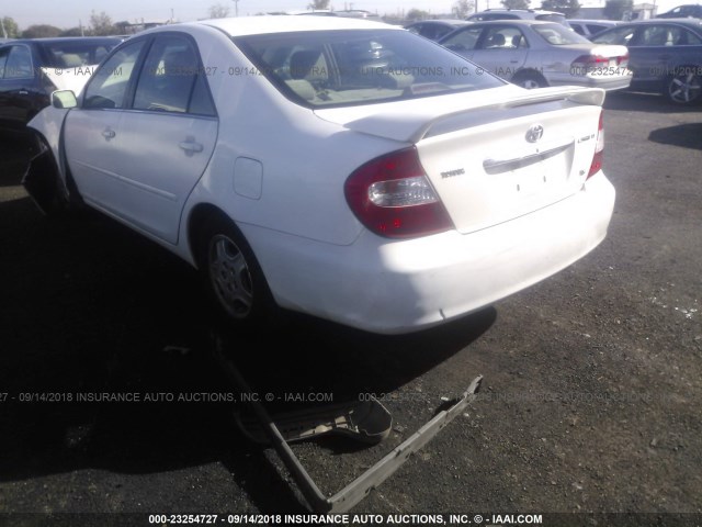 4T1BF30K22U004648 - 2002 TOYOTA CAMRY LE/XLE/SE WHITE photo 3