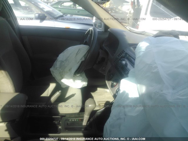 4T1BF30K22U004648 - 2002 TOYOTA CAMRY LE/XLE/SE WHITE photo 5