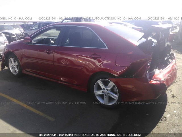 4T1BF1FKXCU635239 - 2012 TOYOTA CAMRY SE/LE/XLE RED photo 3