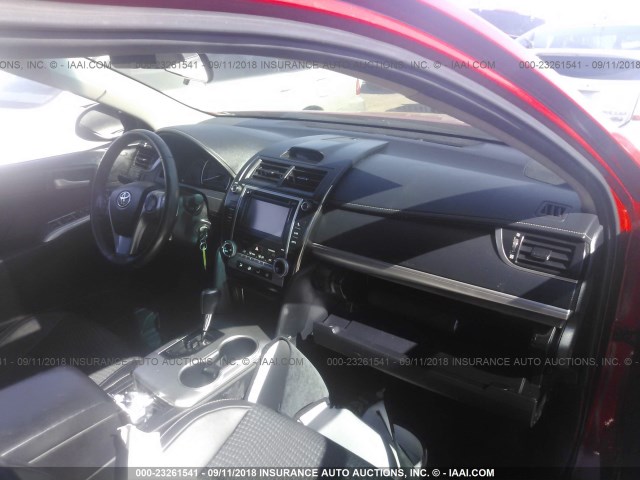 4T1BF1FKXCU635239 - 2012 TOYOTA CAMRY SE/LE/XLE RED photo 5