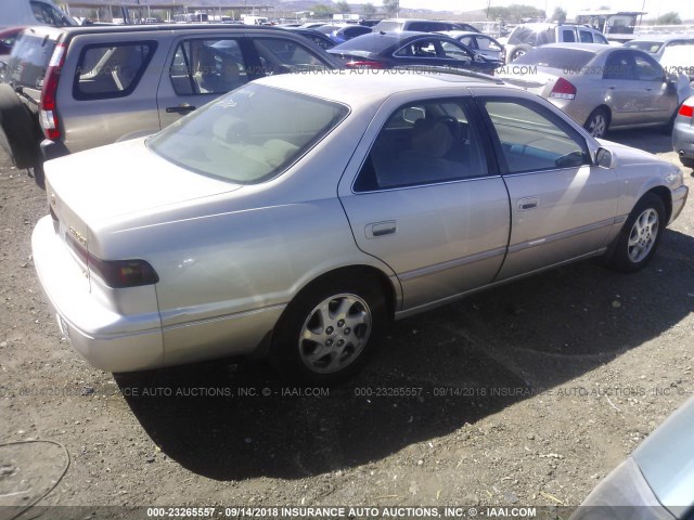 JT2BF28KXW0114517 - 1998 TOYOTA CAMRY LE/XLE TAN photo 4