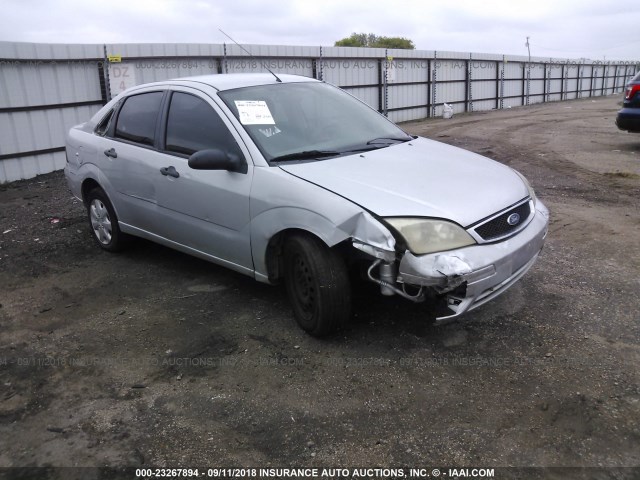 1FAFP34N06W226239 - 2006 FORD FOCUS ZX4 SILVER photo 1