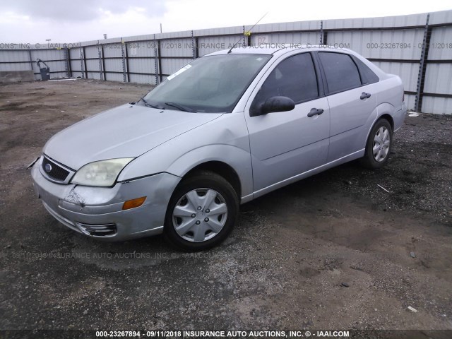 1FAFP34N06W226239 - 2006 FORD FOCUS ZX4 SILVER photo 2