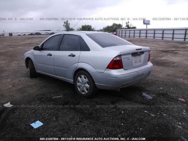 1FAFP34N06W226239 - 2006 FORD FOCUS ZX4 SILVER photo 3