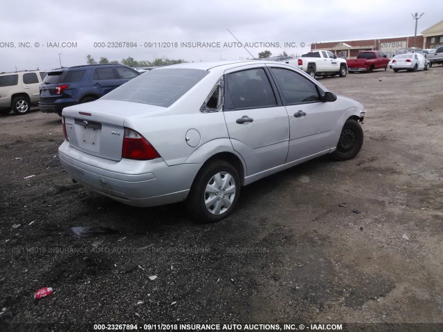 1FAFP34N06W226239 - 2006 FORD FOCUS ZX4 SILVER photo 4