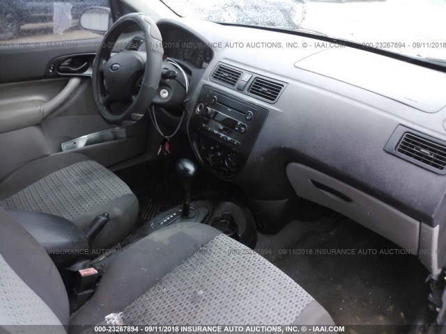 1FAFP34N06W226239 - 2006 FORD FOCUS ZX4 SILVER photo 5