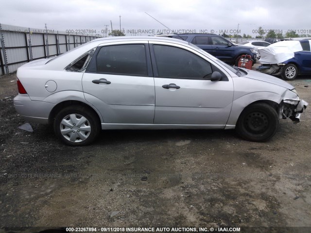 1FAFP34N06W226239 - 2006 FORD FOCUS ZX4 SILVER photo 6