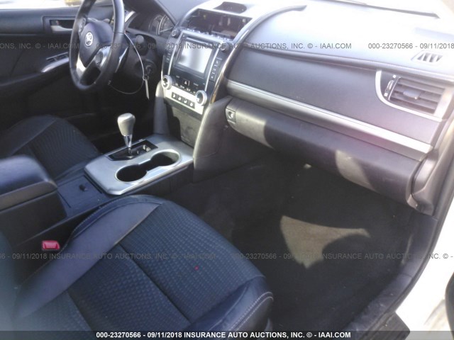 4T1BF1FK7CU165915 - 2012 TOYOTA CAMRY SE/LE/XLE 白色 照片 5