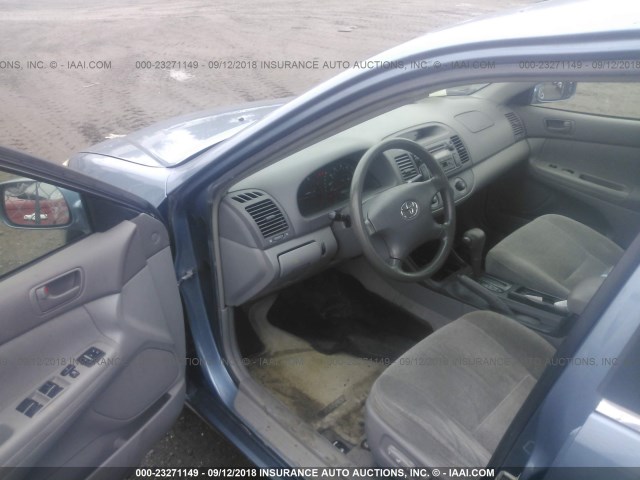 JTDBE32K340266807 - 2004 TOYOTA CAMRY LE/XLE BLUE photo 5