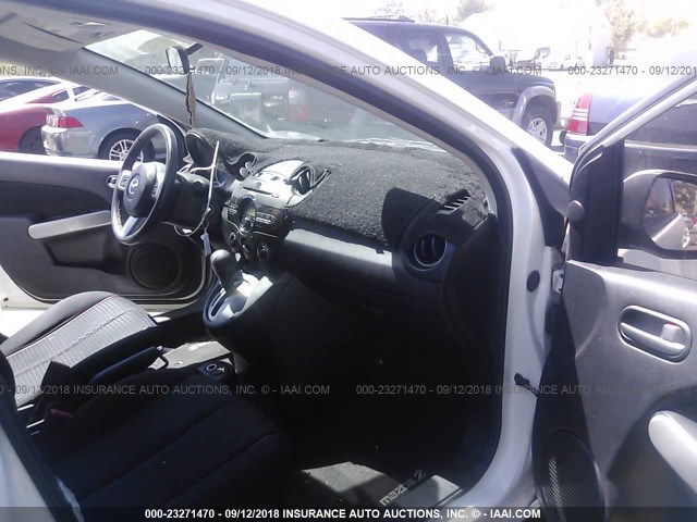 JM1DE1HY5B0105087 - 2011 MAZDA MAZDA2 WHITE photo 5